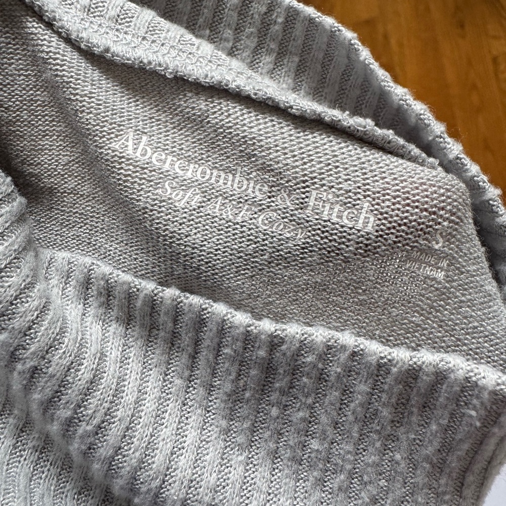 Abercrombie & Fitch Gray Sweater - Picture 2 of 3